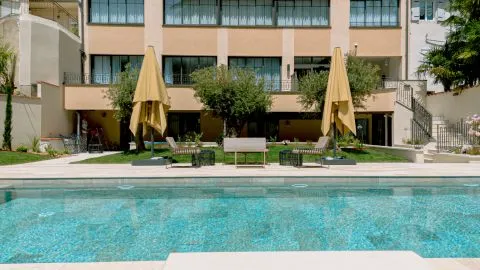 image La piscina y el jardín del Hotel Lapérouse