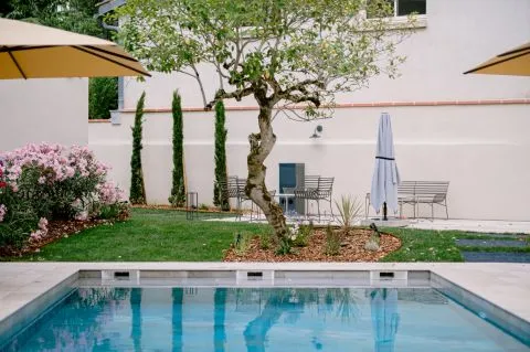 image La piscina y el jardín del Hotel Lapérouse