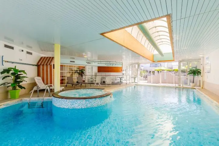 image Hôtel avec piscine intérieure chauffée