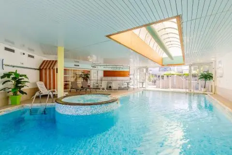 image Piscine intérieure chauffée
