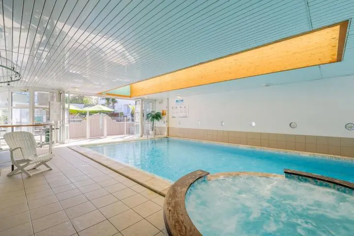 image Hôtel avec piscine intérieure chauffée